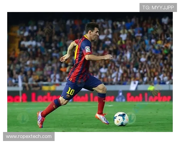 足球明星在赛场上背负对手的压力勇敢奔跑展现无畏精神与奋斗决心